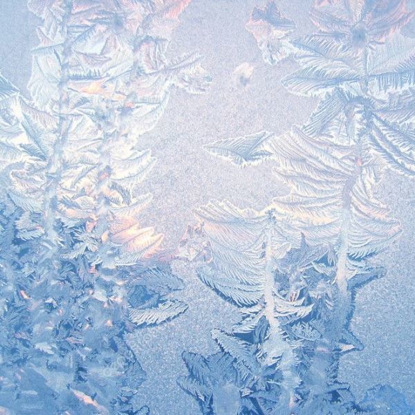 морозные узоры на окне из раствора воды и фотографического фиксажа фото