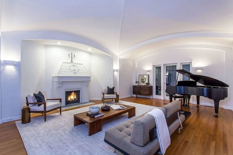 leonardo dicaprio hall at home photo