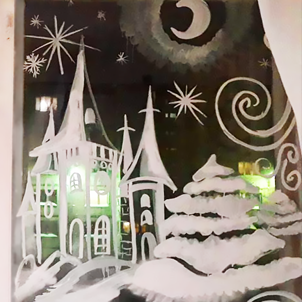 новогодний рисунок на окне зубным порошком с помощью кисти фото