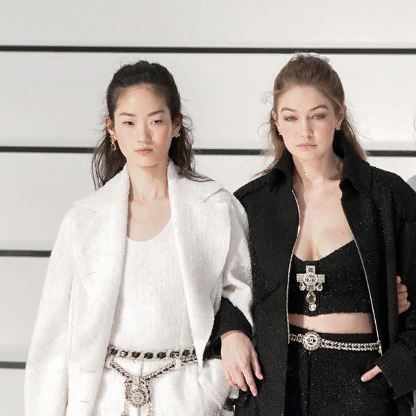 Модный дом Chanel представил кутюрную коллекцию весна-лето (фото, видео)