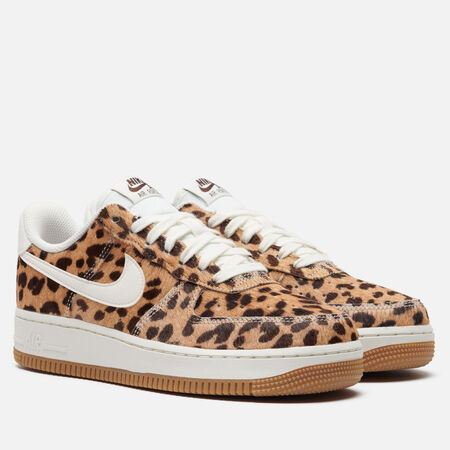 Женские кроссовки Nike Wmns Air Force 1 '07, цвет коричневый IB7695-200 фото 1